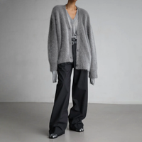 Cardigan douillet Hailey gris, col V boutonné, manches longues, coupe ample