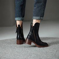 Bottines élégantes Blythe noires avec talon carré brun, tige haute et zip.