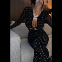 Robe près du corps noire à sequins, décolleté plongeant et manches longues