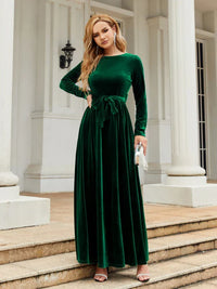 Robe en velours Dalia™ verte, manches longues, ceinture nouée, coupe longue