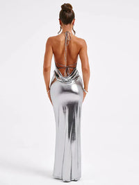 Robe longue argent métallique, dos nu à lanières croisées.