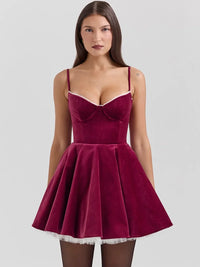 Robe satinée bordeaux évasée, bretelles fines, décolleté cœur, ourlet avec volants blancs