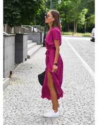 Robe midi bordeaux, motif à pois, manches courtes, ceinture nouée, fente.