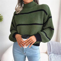 Col roulé en tricot vert foncé à rayures noires, manches longues, bord côte.