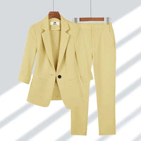 Ensemble blazer et pantalon jaune clair, col à revers, boutonnage central, coupe tailleur.