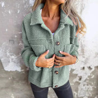 Veste courte en tissu bouclé vert menthe, col châle, boutons et poches plaquées.