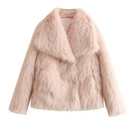 Manteau Aurora en fausse fourrure rose pâle, col châle, coupe courte, vue de face