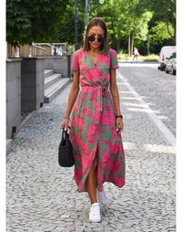 Robe midi à manches courtes, motif fleuri rose et vert, ceinture nouée, fente.