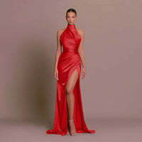 Robe longue fendue en satin rouge, sans manches, encolure haute, drapé et fente avant