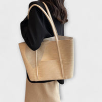 Sac cabas en cuir texturé beige, anses hautes et base large rectangulaire.