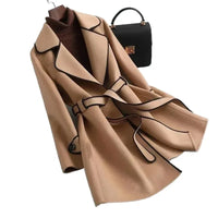 Manteau beige mi-long ceinturé, col à revers contrasté et boucles décoratives