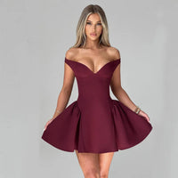 Robe de cocktail bordeaux à épaules dénudées, jupe patineuse et corsage ajusté