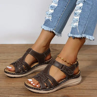 Sandales orthopédiques marron avec boucle au talon et bride transversale sur le dessus.