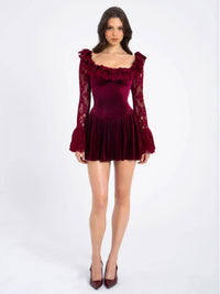 Robe courte en velours bordeaux, manches dentelle longues, volants à l’encolure