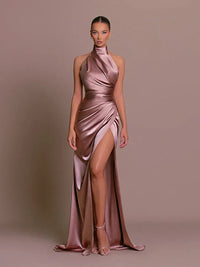 Robe longue fendue en satin rose métallisé, sans manches, encolure haute, drapée