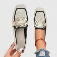Mocassins orthopédiques beige, bordure noire, boucle décorative dorée