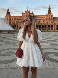 Robe bouffante blanche brodée, décolleté en V et jupe courte évasée