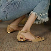 Sandales orthopédiques Helen™ beige sable, brides croisées et détail doré, talon bas.