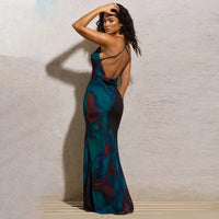 Robe d’été longue bleue, fines bretelles, dos nu croisé, fente sur le côté.