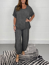 Ensemble d’été gris foncé : haut ample manches courtes et pantalon fluide assorti
