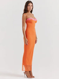 Robe longue orange en dentelle, bretelles fines, fente latérale avec voile transparent