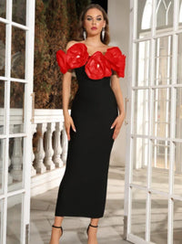 Robe fleurie noire midi, manches bouffantes en fleurs rouges, fente latérale.