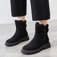 Bottes confortables doublées noires, tige mi-mollet et semelle crantée épaisse.