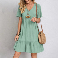 Robe midi à col V, manches courtes, volant en étages, tissu côtelé, vert d’eau.