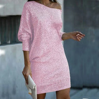 Robe courte en maille texturée rose, manches trois-quarts, encolure décalée.