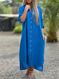 Robe-chemise bleue, col chemise, rangée de boutons, longueur mi-mollet avec fente