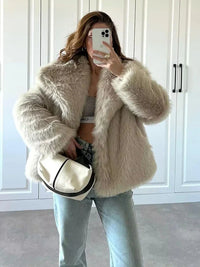 Manteau Aurora en fausse fourrure beige clair, col ouvert, épaules larges, manches longues