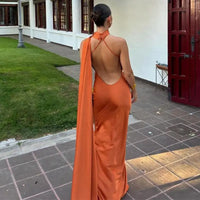 Robe longue orange dos nu, encolure haute et drapé retombant
