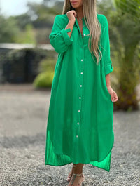 Robe-chemise verte, col chemise, boutonnage devant, coupe longue avec fente