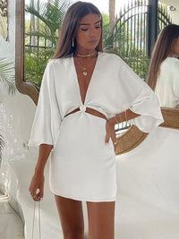 Robe courte blanche à décolleté V, nœud au buste, manches kimono retombantes