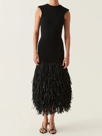 Robe longue noire sans manches avec franges au bas