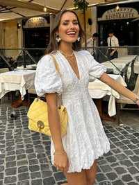 Robe bouffante blanche brodée, coupe évasée et manches ballons