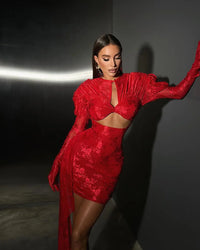 Robe en dentelle rouge, mini-robe ajustée avec découpe au buste et drapé fluide