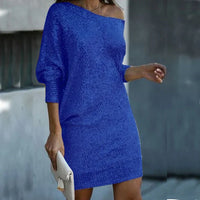 Robe courte en maille texturée bleue, manches trois-quarts, encolure décalée.