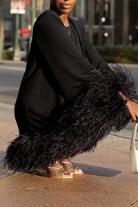 Robe Raegan™ noire manches longues, volant en plumes sur l’ourlet et détail au poignet