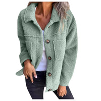 Veste courte en tissu bouclé vert menthe, col châle, fermeture boutonnée, poches plaquées.