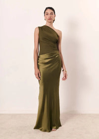 Robe longue en satin vert olive, décolleté asymétrique, jupe longue ajustée, drapé.