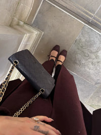 Manteau portefeuille bordeaux drapé, capuche et ceinture nouée, vue au sol avec accessoires