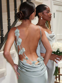 Robe longue en satin Cassiane, dos nu avec appliqués floraux bleu clair et bretelles