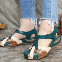 Sandales orthopédiques à brides vert foncé, beige et marron, portées