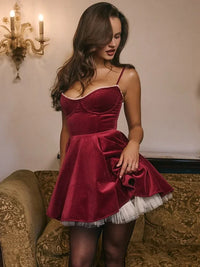 Robe satinée bordeaux à bretelles, corsage ajusté, jupe évasée, volant blanc au bas