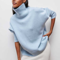 Pull à col roulé en maille bleu clair, manches courtes, coupe ample