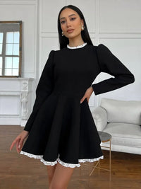 Robe noire Billie™ évasée à manches longues, col en dentelle blanche, vue de face