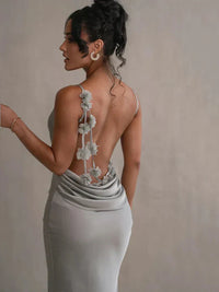 Robe longue en satin Cassiane, dos nu avec broderie florale en relief sur la nuque