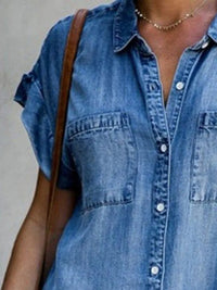 Robe d’été en jean bleue : gros plan col chemise, boutons et poches poitrine