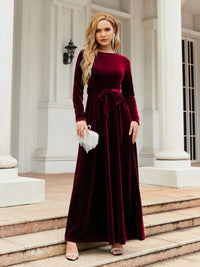 Robe en velours Dalia™ bordeaux, manches longues, ceinture nouée, coupe longue